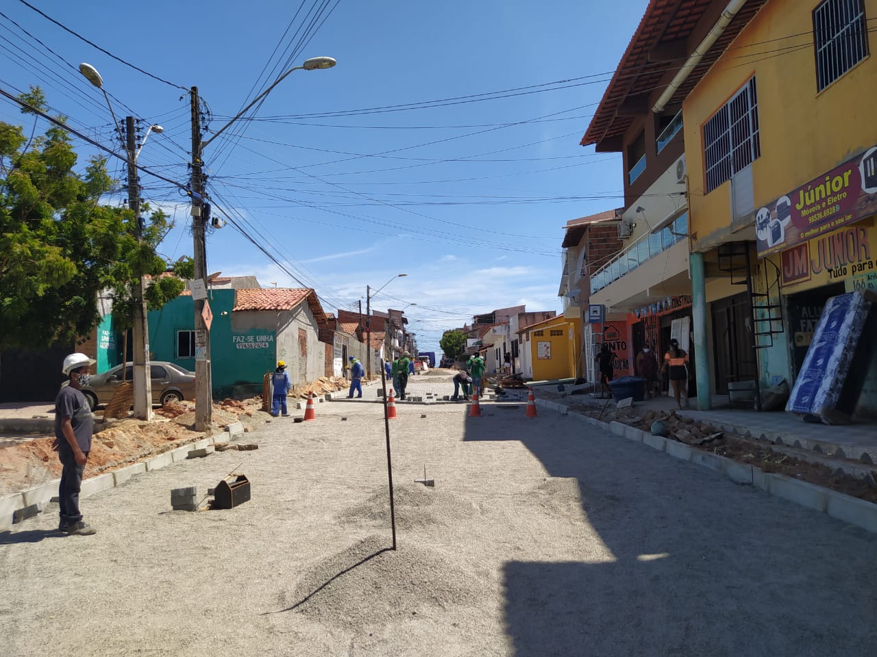 Operários trabalhando em rua